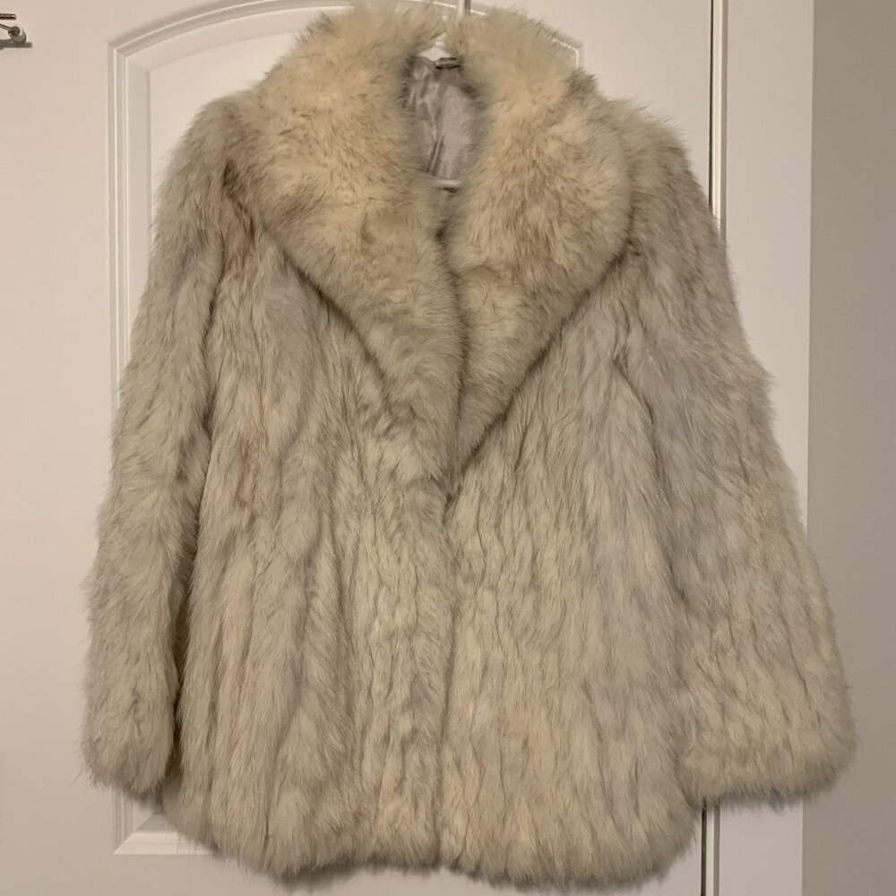 Vintage women's blue fox fur long sleeve jacket size medium.